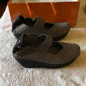 bernie mev Stylish Black Woven Women's Shoes